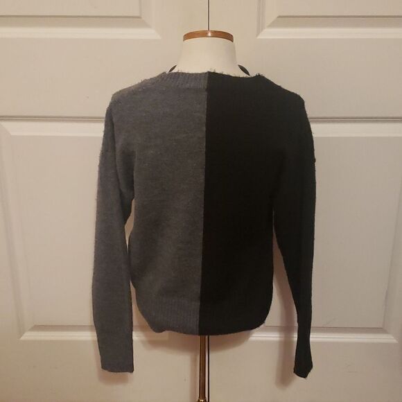 NWTvSweet Romeo Womens Black and Charcoal V-Neck‎ Cozy L/S Sweater Size Small - Picture 2 of 4